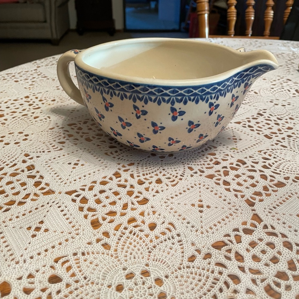 Polish Pottery Wiza Boleslawiec handled serving bowl w/spout.